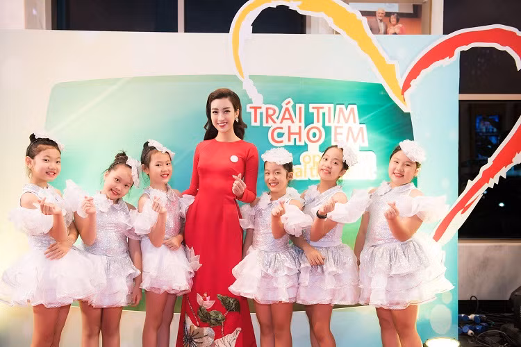 Hoa hậu Việt Nam Đỗ Mỹ Linh chia sẻ: "Năm nay khi được mời làm đại sứ của chương trình Trái tim cho em, Mỹ Linh thấy rất vinh dự và cảm thấy bản thân mình cần có trách nhiệm tuyên truyền, mang hình ảnh của chương trình tới nhiều người hơn trên khắp cả nước".
