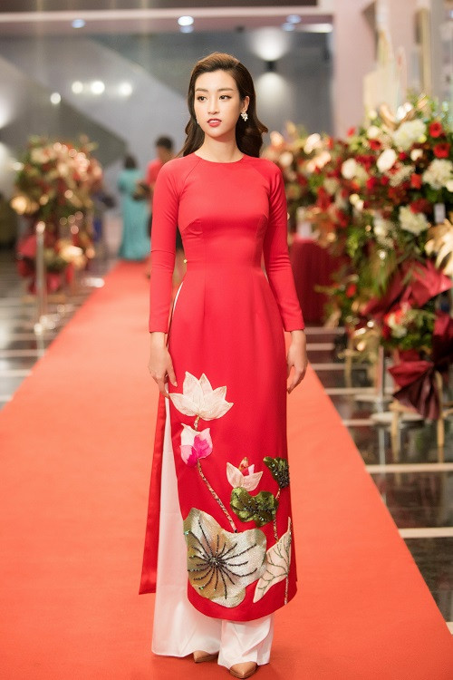 Là đại sứ của chương trình, Hoa hậu Đỗ Mỹ Linh xuất hiện tại buổi Gala trong bộ áo dài màu đỏ nổi bật của NTK Thủy Nguyễn.