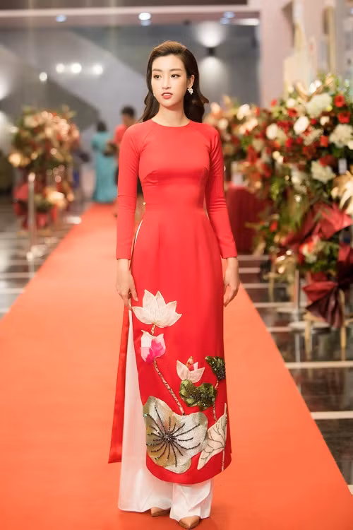 Là đại sứ của chương trình, Hoa hậu Đỗ Mỹ Linh xuất hiện tại buổi Gala trong bộ áo dài màu đỏ nổi bật của NTK Thủy Nguyễn.