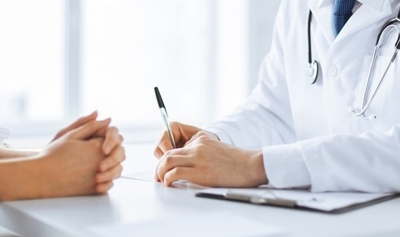 Bac si Hong Kong bi to so nguc benh nhan trong khi kham