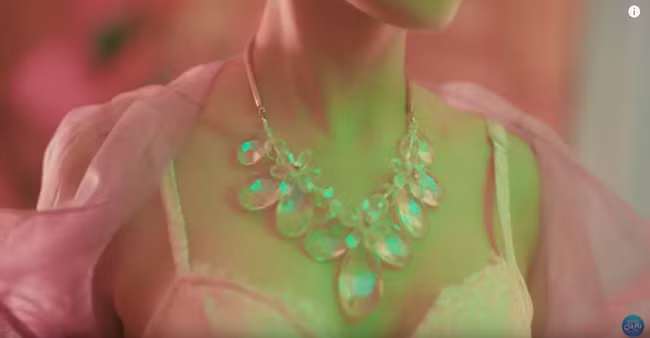 Chi Pu gay soc khi om heo, ban nude trong MV moi-Hinh-2