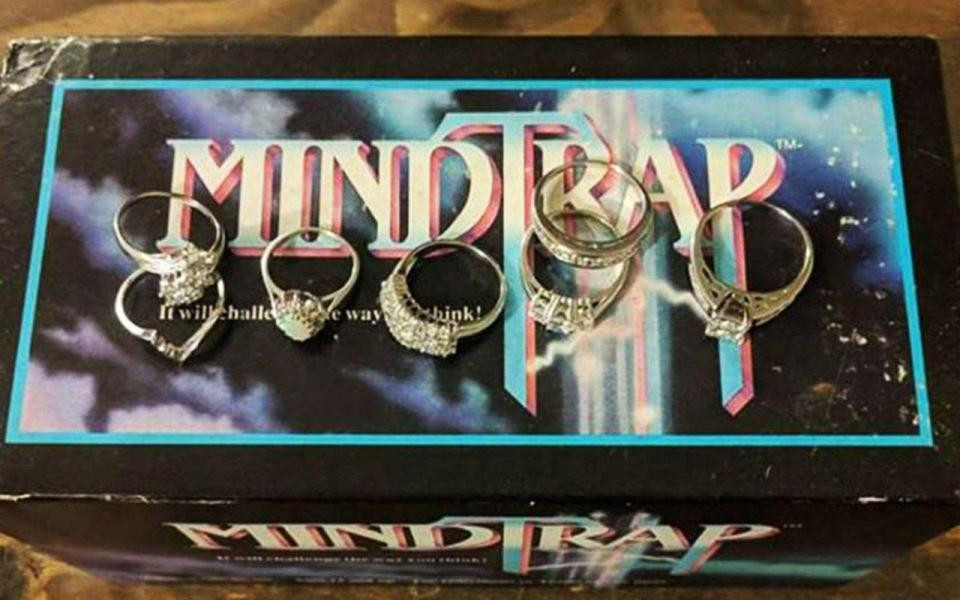 Mua do choi cu, cap doi soc khi nhat duoc 6 nhan kim cuong-Hinh-2