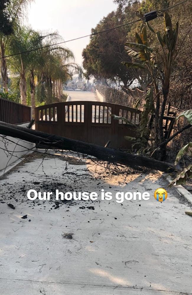 Nam ca sĩ Robin Thicke và bạn gái April Love Geary cũng chịu chung tình cảnh với căn nhà bị thiêu cháy bởi trận lửa khủng khiếp. Họ chia sẻ một số hình ảnh cho thấy ngôi biệt thự trị giá 2,4 triệu USD chỉ còn là đống tro tàn. "Căn nhà của tôi đã biến mất", Thicke bày tỏ.