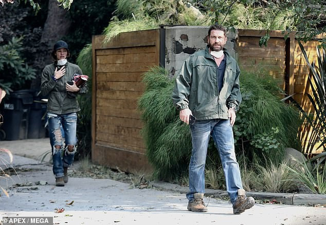 Mới đây, tài tử phim 300 Gerard Butler chia sẻ cảnh anh trở về ngôi biệt thự của mình ở Malibu và hoảng hốt trước đống đổ nát sau vụ cháy lớn ở California. "Đã trở về nhà tôi ở Malibu sau khi sơ tán. Lúc này thật đau lòng đối với người dân California", nam diễn viên 48 tuổi viết.