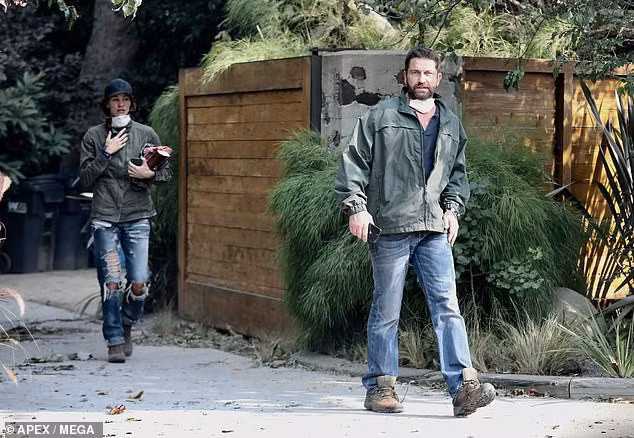 Mới đây, tài tử phim 300 Gerard Butler chia sẻ cảnh anh trở về ngôi biệt thự của mình ở Malibu và hoảng hốt trước đống đổ nát sau vụ cháy lớn ở California. "Đã trở về nhà tôi ở Malibu sau khi sơ tán. Lúc này thật đau lòng đối với người dân California", nam diễn viên 48 tuổi viết.