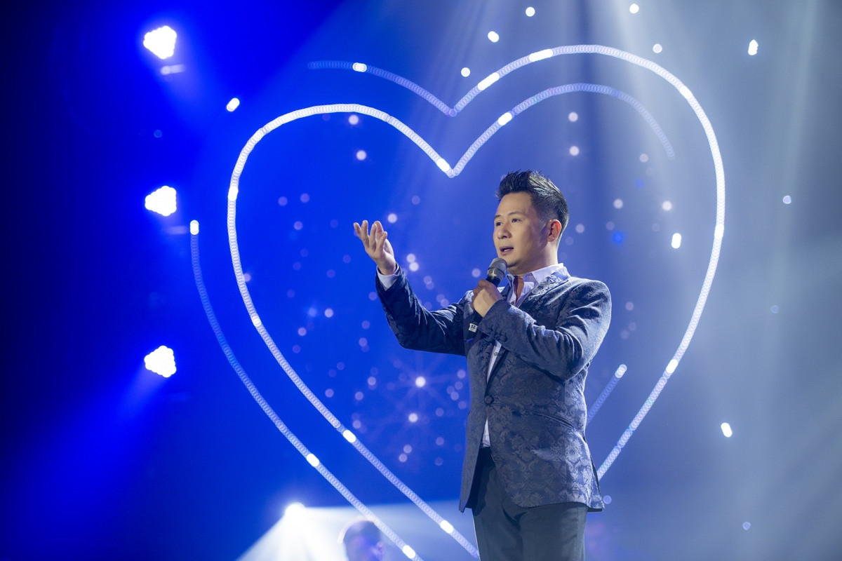 Bên cạnh đó, nhiều ca khúc quen thuộc cũng được nam ca sĩ gửi đến khán giả: Đổi thay, Trái tim bên lề, Chuyện tình yêu, Lại gần hôn anh, Phút cuối...