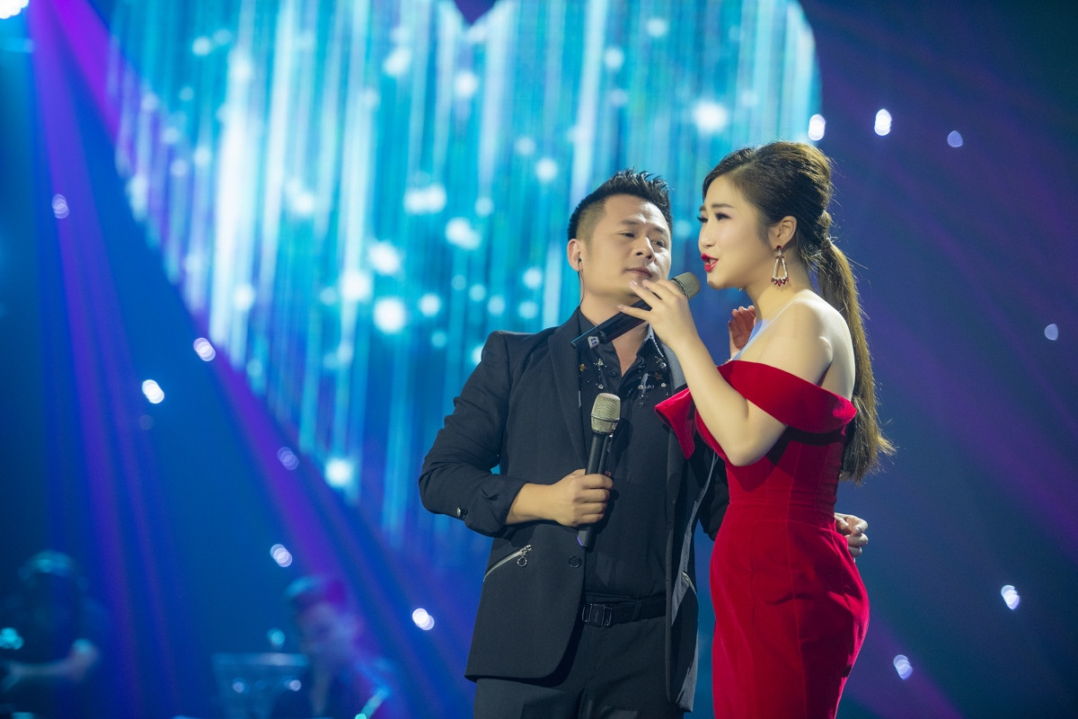 Đặc biệt, trong đêm nhạc, Bằng Kiều có sự kết hợp ấn tượng với Hương Tràm. Cả hai mang đến liên khúc “Em gái mưa - Để nhớ một thời ta đã yêu".