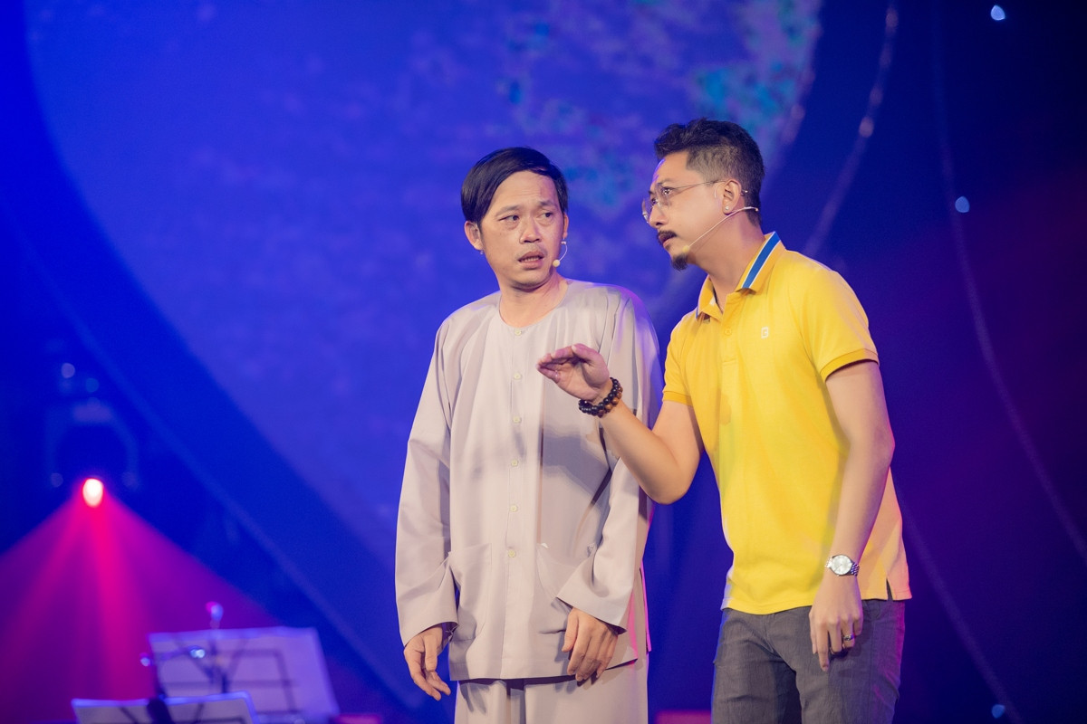 Liveshow Bằng Kiều còn là sự thăng hoa của màn tung hứng trong vở hài kịch đặc biệt giữa Bằng Kiều – Hoài Linh và Hứa Minh Đạt.