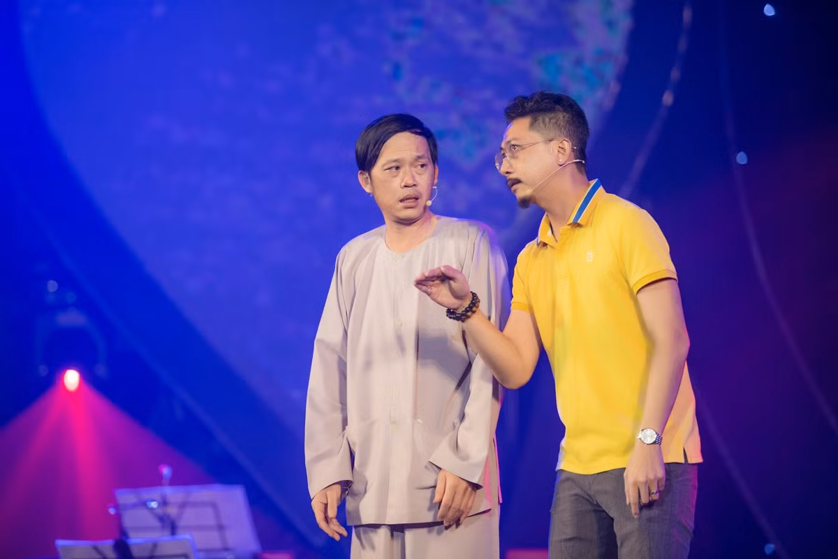 Liveshow Bằng Kiều còn là sự thăng hoa của màn tung hứng trong vở hài kịch đặc biệt giữa Bằng Kiều – Hoài Linh và Hứa Minh Đạt.