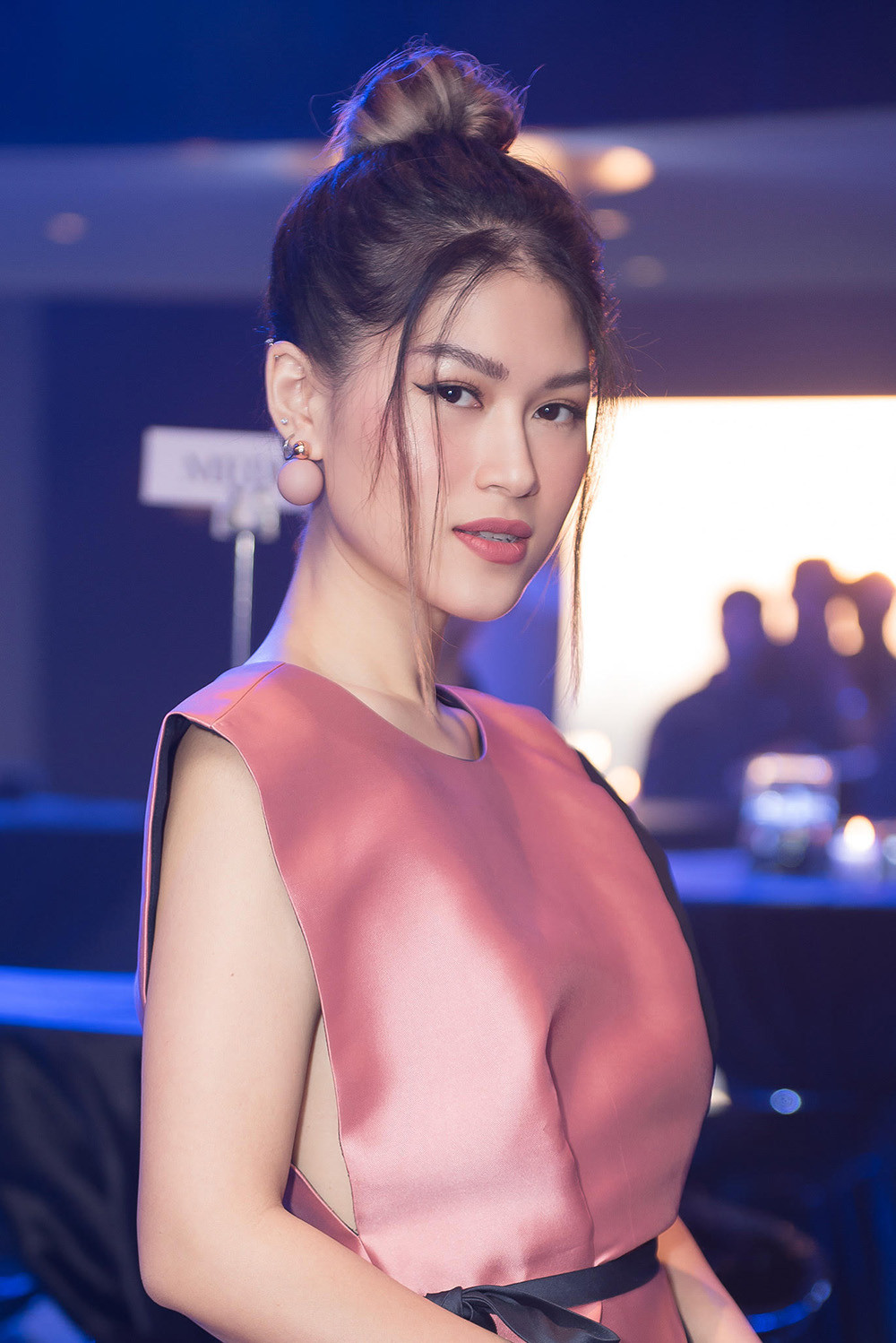 Vừa rời phim trường sau khi bấm máy một vài cảnh quay trong bộ phim điện ảnh mới, Ngọc Thanh Tâm tự tin diện mốt đầm phá cách, xẻ cao và để kiểu tóc búi sang trọng xuất hiện trước đám đông.