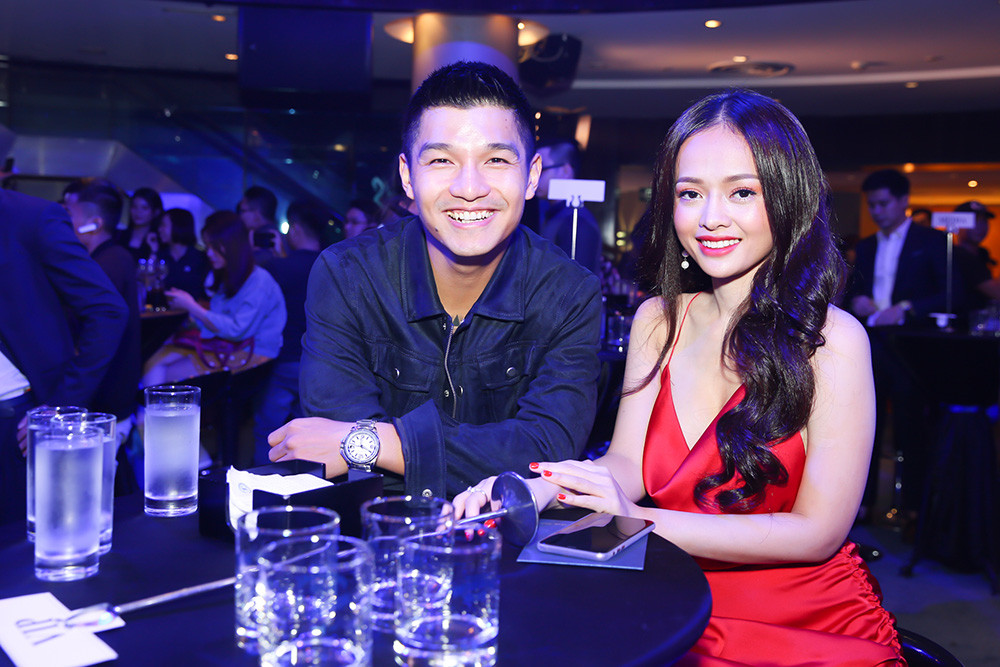 Hộ tống hai người đẹp là diễn viên Cường Seven.