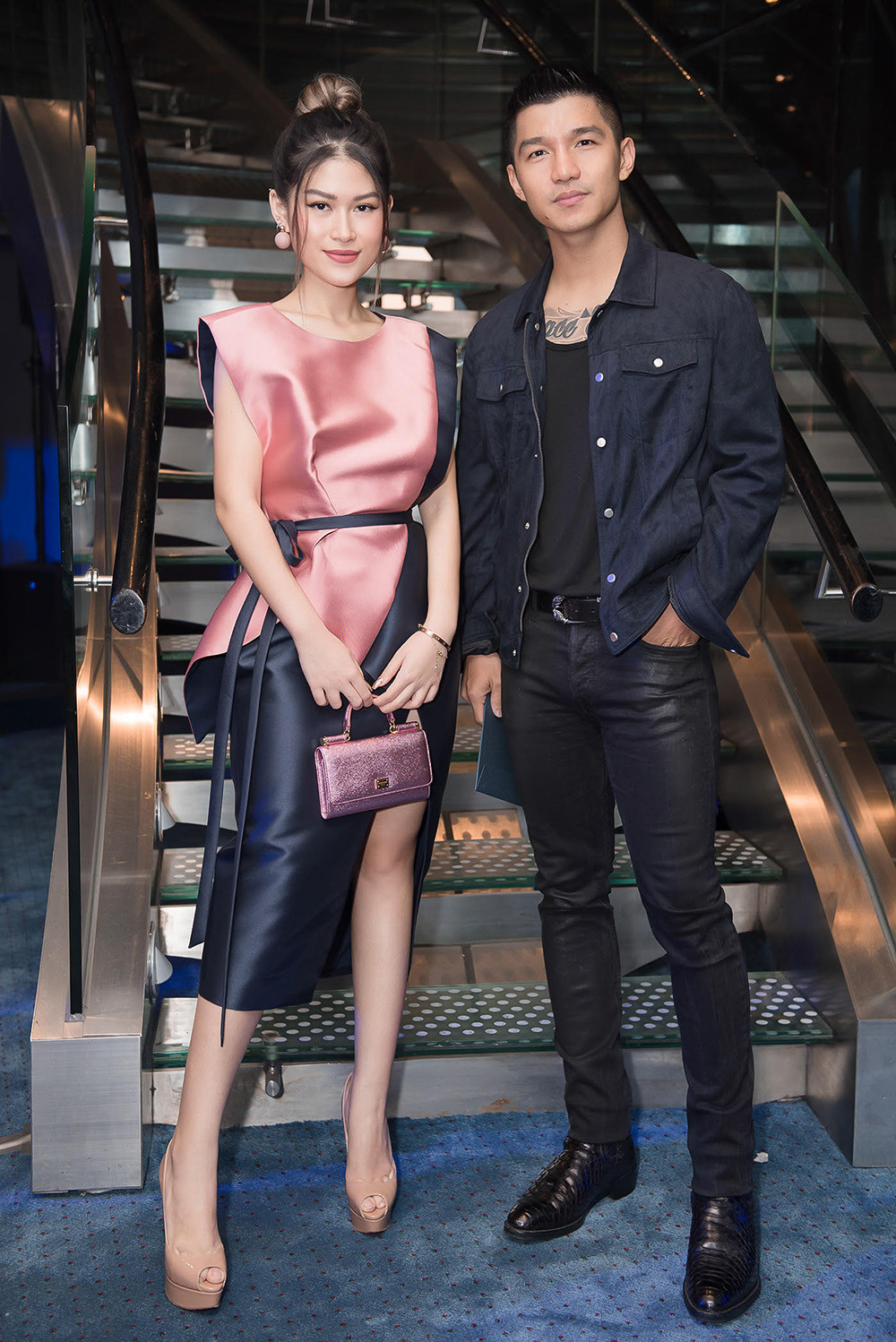 Vẫn phong cách nam tính, bụi bặm thường thấy, Cường Seven còn thể hiện sự ga lăng khi luôn cận kề hỗ trợ Ngọc Thanh Tâm, Thanh Trúc 9X lúc cần thiết.