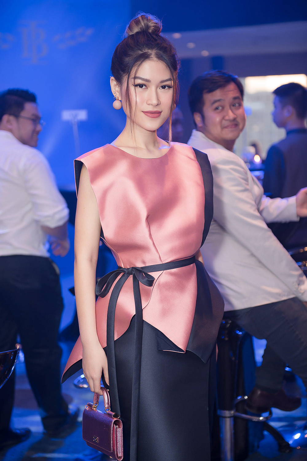 Ngoài vui vẻ chụp hình với các khách mời, Ngọc Thanh Tâm gây bất ngờ bởi khả năng giao tiếp tiếng Anh lưu loát khi trò chuyện với một số vị khách đến từ nước ngoài.