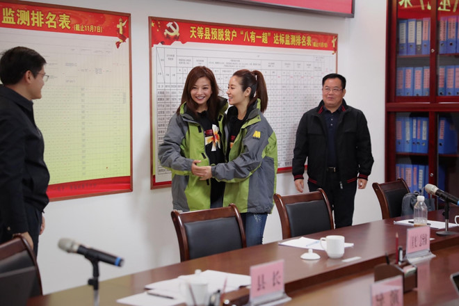 Trieu Vy - Lam Tam Nhu om nhau khi tai ngo, xoa tin bat hoa-Hinh-2