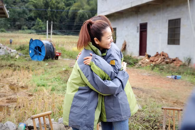 Trieu Vy - Lam Tam Nhu om nhau khi tai ngo, xoa tin bat hoa