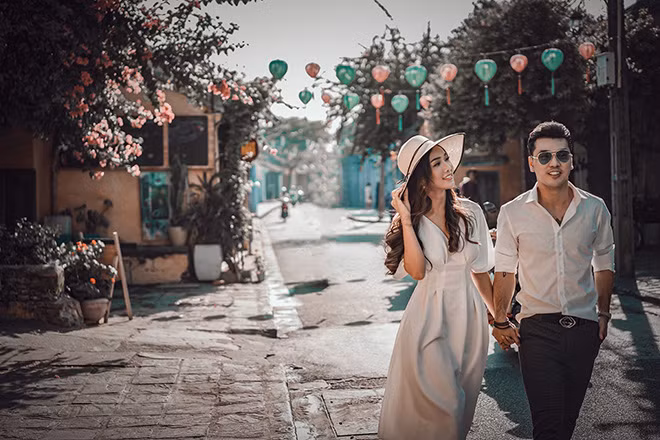 Về tính cách của chồng, Kim Cương tiết lộ Ưng Hoàng Phúc là người hiền lành, dễ chịu. Tuy nhiên, đi đâu dù xa hay gần, nam ca sĩ đều một mực đòi về nhà ăn cơm.