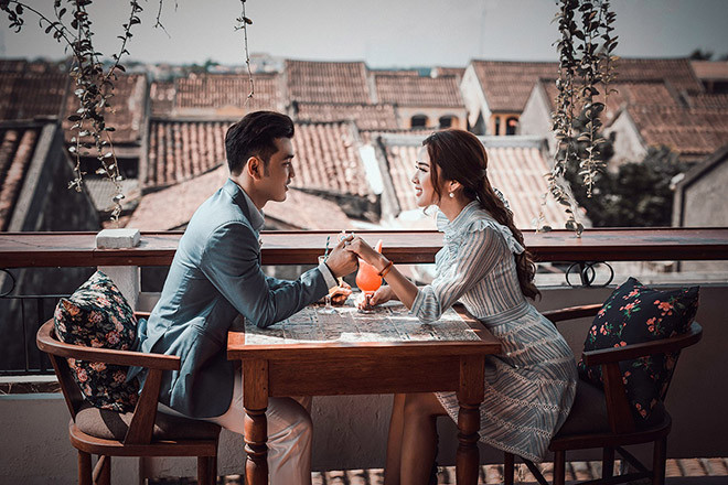 Kim Cương cho biết thêm, sau giờ làm việc, Ưng Hoàng Phúc đều dành hết quỹ thời gian rảnh còn lại ở bên vợ và vui chơi với các con. "Tôi rất trân trọng anh Phúc ở điều này, anh là người của gia đình. Cũng nhờ vậy mà tình cảm của gia đình chúng tôi ngày càng khắng khít", cô nói.