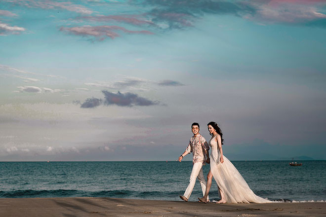 “Đi đâu anh Phúc cũng có tôi đi theo. Tôi như là vía của chồng vậy. Kiểu hợp vía nên làm gì cũng may mắn” - Kim Cương hài hước nói.