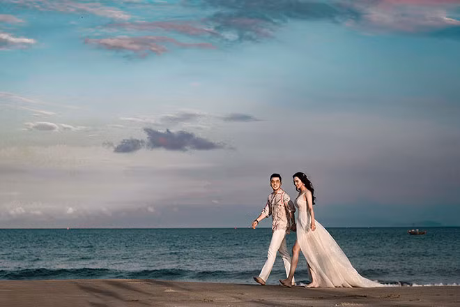 “Đi đâu anh Phúc cũng có tôi đi theo. Tôi như là vía của chồng vậy. Kiểu hợp vía nên làm gì cũng may mắn” - Kim Cương hài hước nói.