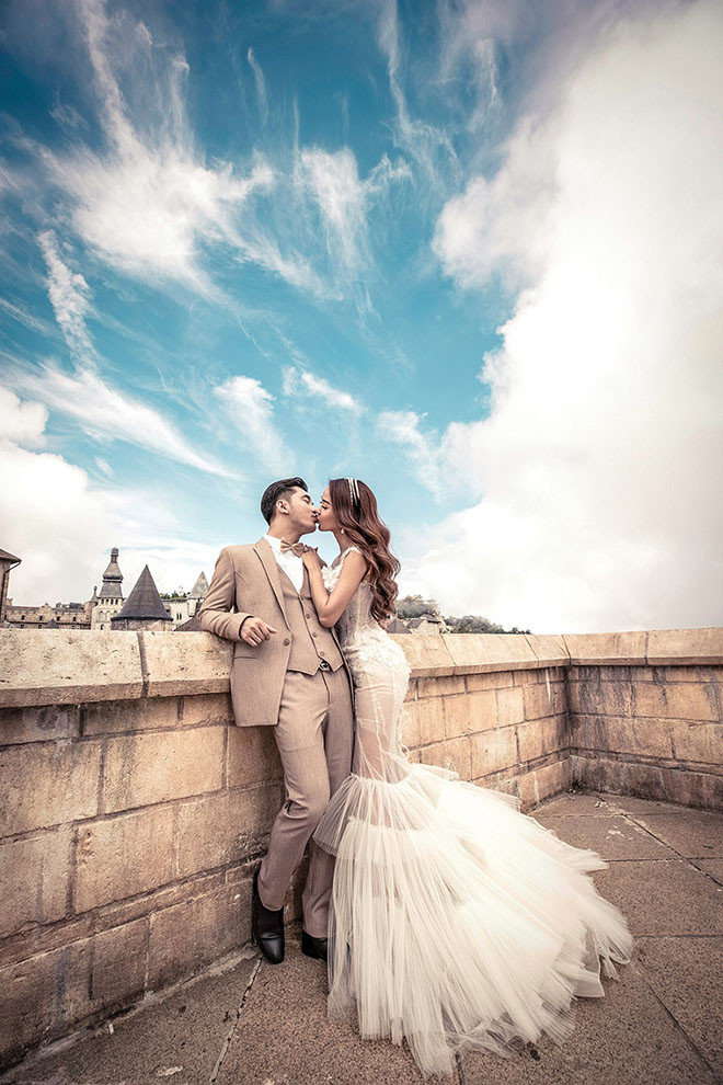 Trước khi yêu Ưng Hoàng Phúc, Kim Cương là một người mẫu có tiếng. Sau kết hôn, cô ngưng hoạt động nghệ thuật, lùi về làm hậu phương vững chắc cho chồng.