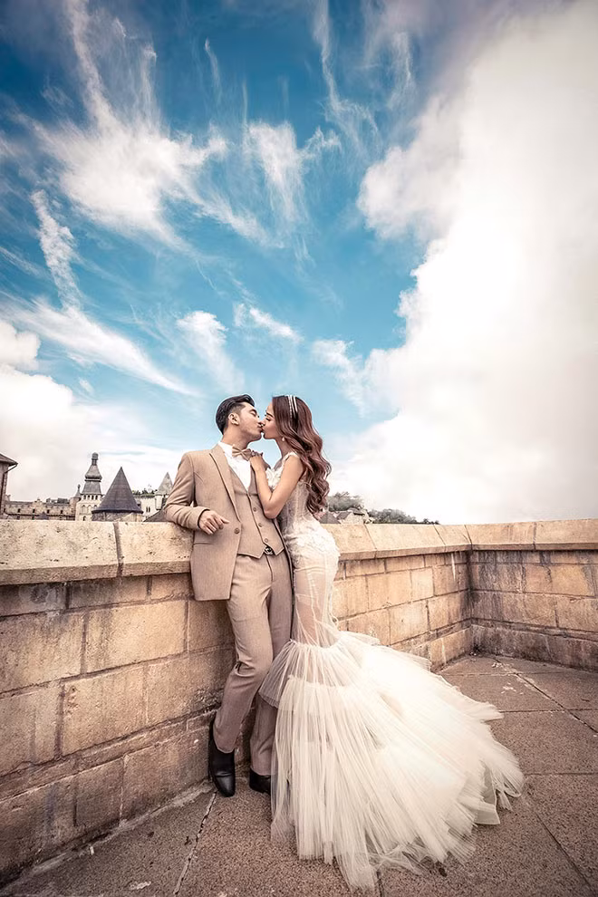 Trước khi yêu Ưng Hoàng Phúc, Kim Cương là một người mẫu có tiếng. Sau kết hôn, cô ngưng hoạt động nghệ thuật, lùi về làm hậu phương vững chắc cho chồng.