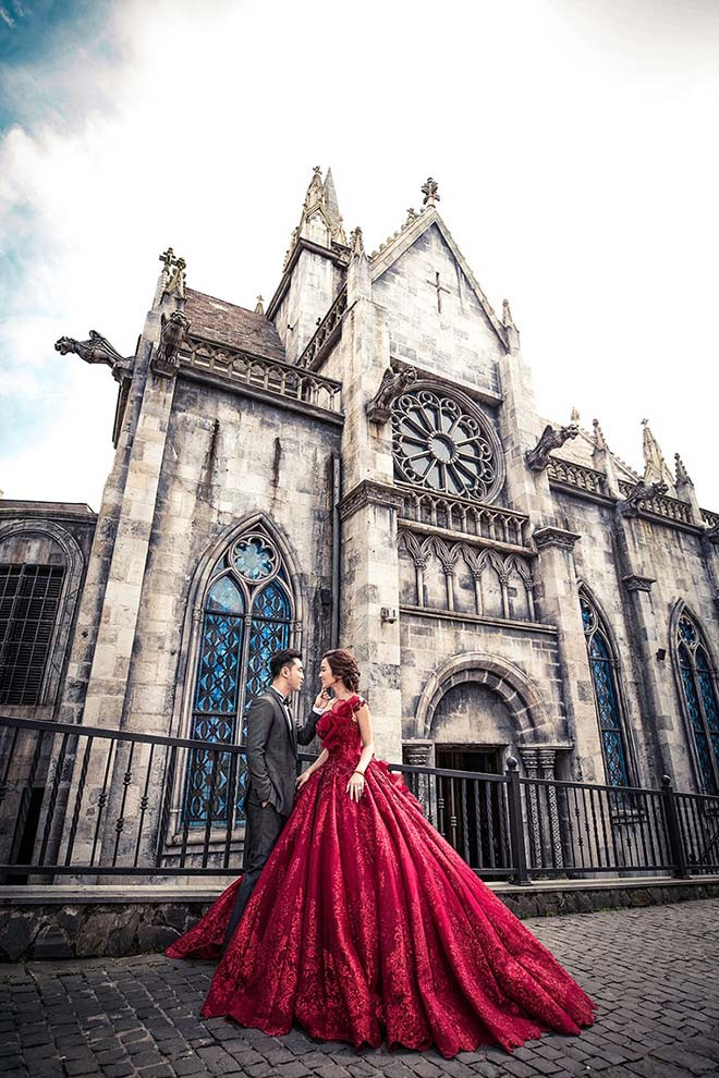 Trắng và đỏ là 2 màu chủ đạo cho các bộ váy cưới.