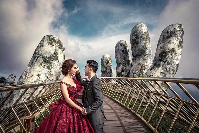 Ưng Hoàng Phúc cho biết anh đã dành nhiều tâm huyết và thời gian để bàn bạc với nhà thiết kế Anh Thư và tạo ra những chiếc váy cưới lộng lẫy nhất cho bà xã Kim Cương.