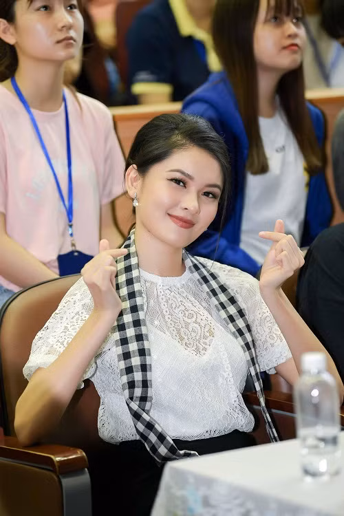 Trong buổi giao lưu, những câu chuyện vượt qua bản thân của Á hậu Thùy Dung nhận được nhiều sự quan tâm.