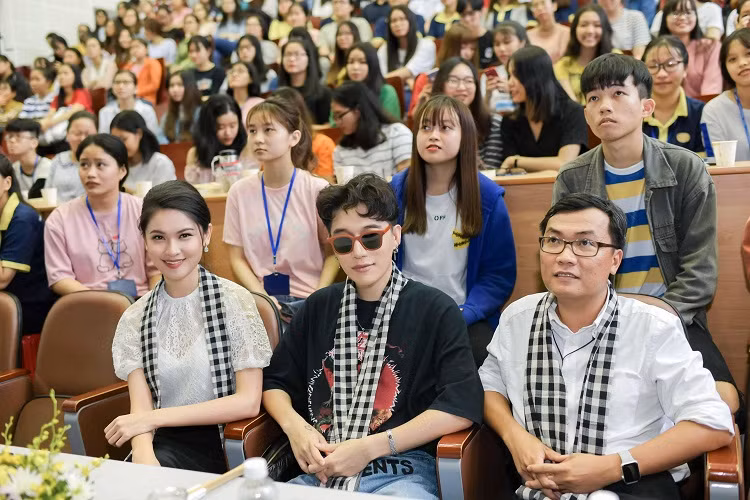 Ngày 16, 17/10, chương trình “Hành trình từ trái tim – Hành trình lập chí vĩ đại – Khởi nghiệp kiến quốc cho 30 triệu thanh niên Việt” dành cho sinh viên tiếp tục diễn ra thu hút sự đồng hành của: Á hậu Thùy Dung, Á hậu Thúy Vân, ca sĩ Võ Hạ Trâm và ca sĩ Châu Đăng Khoa.