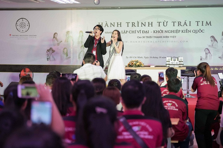 Võ Hạ Trâm biểu diễn trong chương trình.