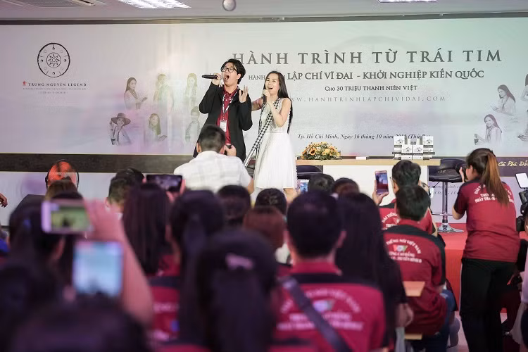 Võ Hạ Trâm biểu diễn trong chương trình.