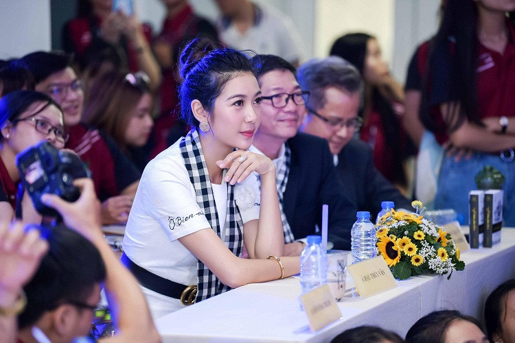 Cùng xuất hiện tại sự kiện với Thùy Dung, Á hậu Thúy Vân thu hút sự chú ý với vẻ đẹp rạng rỡ.