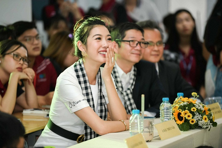 Hình ảnh tươi rói của Thúy Vân ở sự kiện.