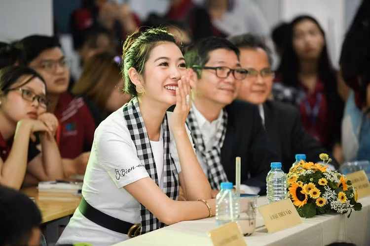 Hình ảnh tươi rói của Thúy Vân ở sự kiện.