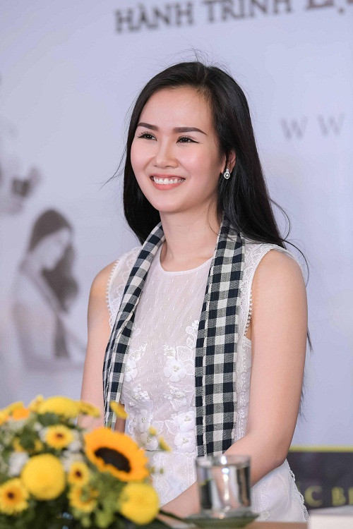 Ca sĩ Võ Hạ Trâm xinh đẹp góp mặt trong sự kiện.
