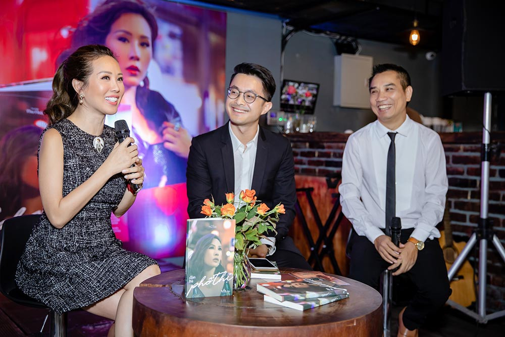 Khi bắt đầu mối quan hệ tình cảm với bạn trai kém 10 tuổi, Hoa hậu Thu Hoài gặp nhiều áp lực. Tuy vậy, cả hai đã vượt qua sóng gió để bên nhau.