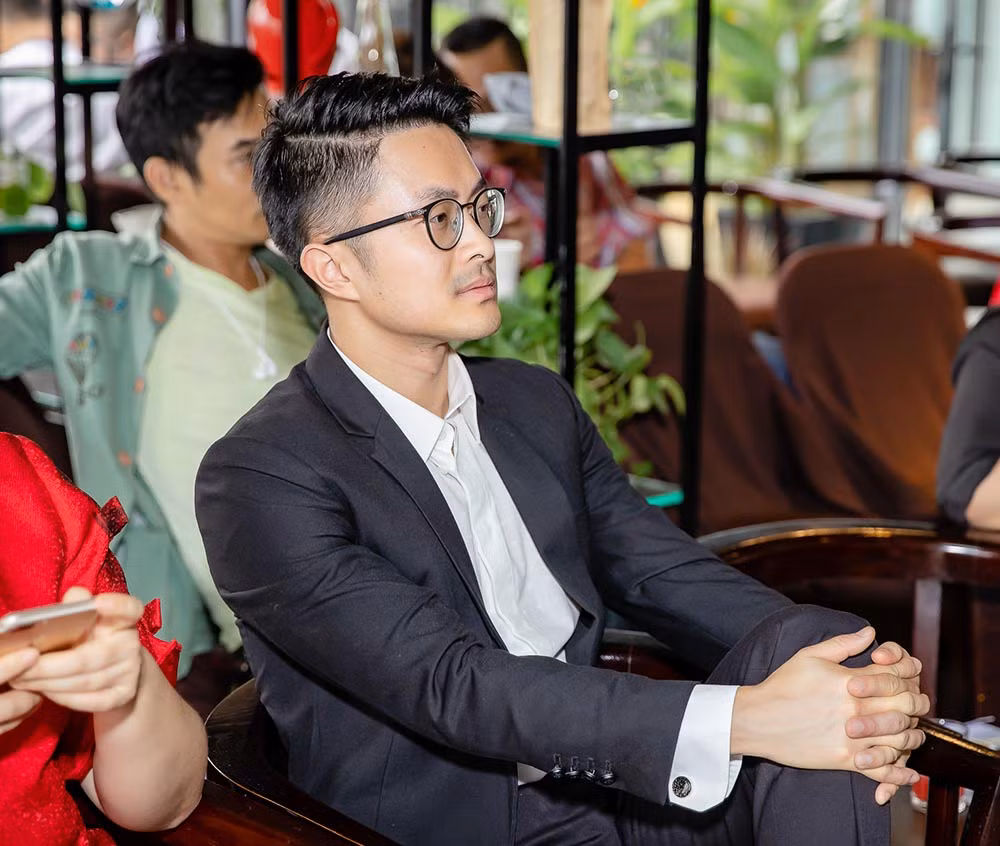 Anh luôn đồng hành cùng Hoa hậu Thu Hoài cả trong công việc lẫn cuộc sống. Chàng doanh nhân trẻ còn thường xuyên hộ tống Thu Hoài đến các sự kiện.