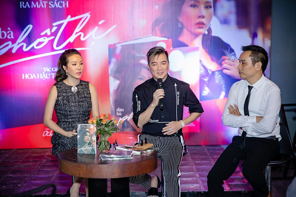 Trong buổi ra mắt sách của Thu Hoài, Đàm Vĩnh Hưng cũng có mặt để chúc mừng cô hoa hậu đa tài.