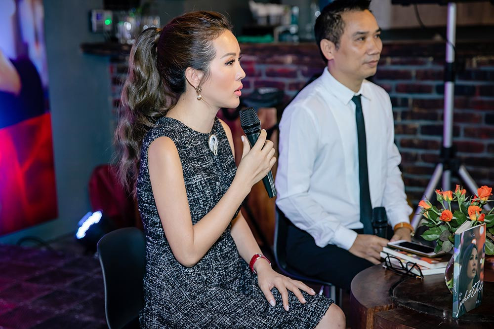 Sách chia thành 5 phần chính gồm: Ngẩng đầu đi giữa nhân gian; Cùng con đi khắp thế gian; Sống tử tế chưa bao giờ là điều đơn giản; Bốn mươi soi dung nhan; Thư gửi quý ông thành đạt.