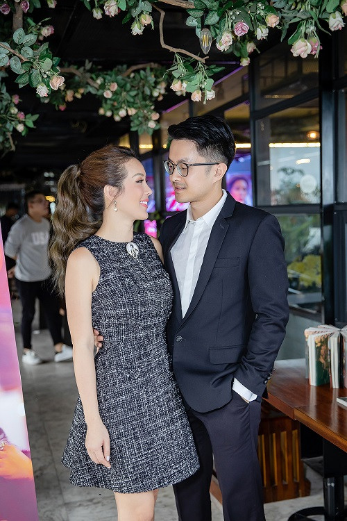 Hoa hậu Thu Hoài và bạn trai 8X tình tứ tại buổi ra mắt sách. Thu Hoài từng chia sẻ, bạn trai cô không phải đại gia, cũng không cao lớn, không phải hình mẫu đàn ông lý tưởng nhưng vẫn khiến cô "yêu tha thiết".