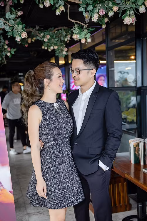 Hoa hậu Thu Hoài và bạn trai 8X tình tứ tại buổi ra mắt sách. Thu Hoài từng chia sẻ, bạn trai cô không phải đại gia, cũng không cao lớn, không phải hình mẫu đàn ông lý tưởng nhưng vẫn khiến cô "yêu tha thiết".