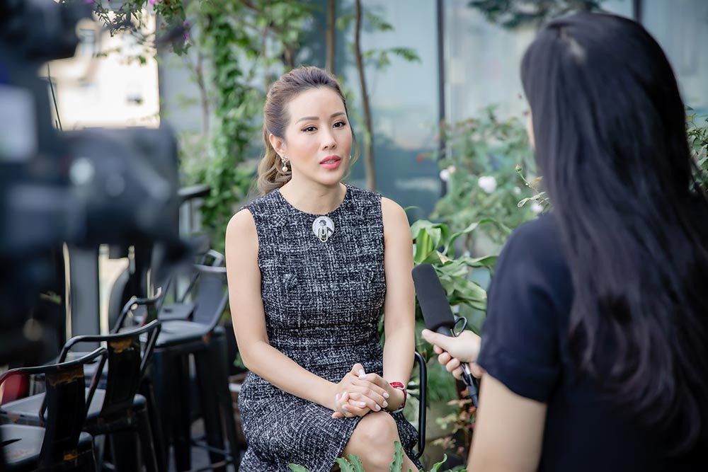 Sau 4 năm âm thầm viết lách, đầu năm 2018, Hoa hậu Thu Hoài bắt đầu thực hiện cuốn sách đầu tay này. Được biết, cuốn sách do Thu Hoài tự tay viết và có ê-kíp biên tập lại chứ không nhờ bất kỳ ai chấp bút.