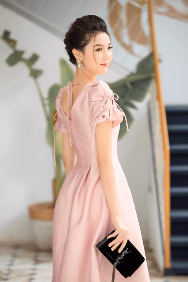 Cô gây bất ngờ cho cộng đồng khi thông báo kết hôn với chồng đại gia tuổi U40 nổi tiếng trong lĩnh vực bất động sản ở Hà thành.