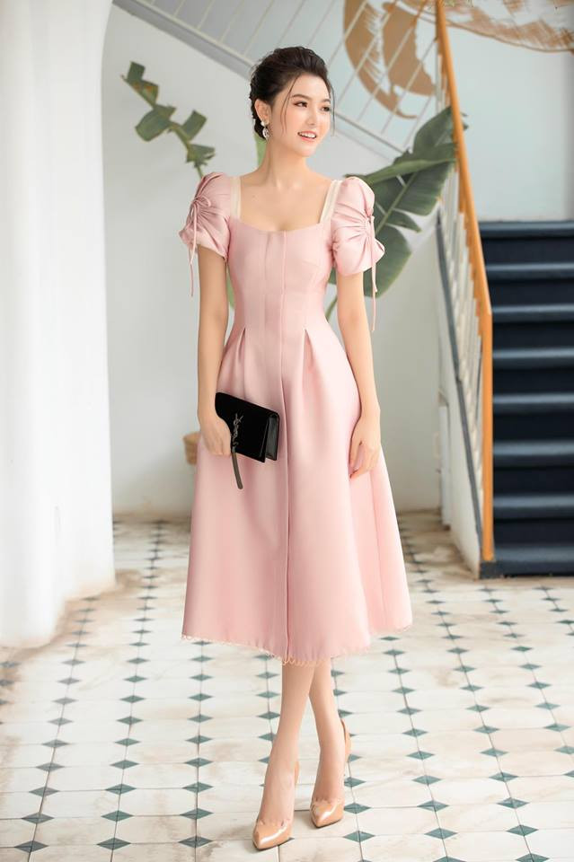 Mới đây, Nữ hoàng sắc đẹp toàn cầu Ngọc Duyên khiến người đối diện khó có thể rời mắt khi mặc váy tông màu hồng nhạt được khen ngợi xinh đẹp như công chúa.