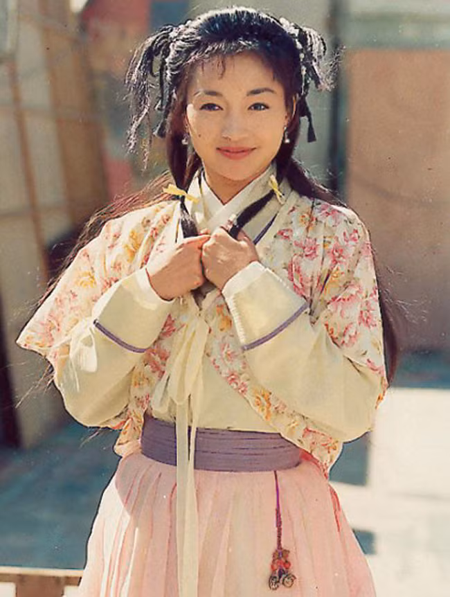 Trước Dương Mịch, Lý Ỷ Hồng cũng là cái tên nổi bật gắn liền với vai diễn Quách Tương trong phiên bản Thần Điêu Đại Hiệp kinh điển của TVB năm 1995 do Lý Nhược Đồng và Cổ Thiên Lạc thủ vai chính.