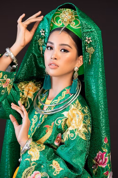 Trang phục của Tiểu Vy cho phần thi này cũng được đánh giá cao. Hoa hậu Tiểu Vy và ê-kíp trong chuyến công tác Hà Nội đã lặn lội đến các khu phố cổ, các nghệ nhân chuyên may thêu trang phục cho các nghi lễ chầu văn để nhờ tư vấn trang phục.