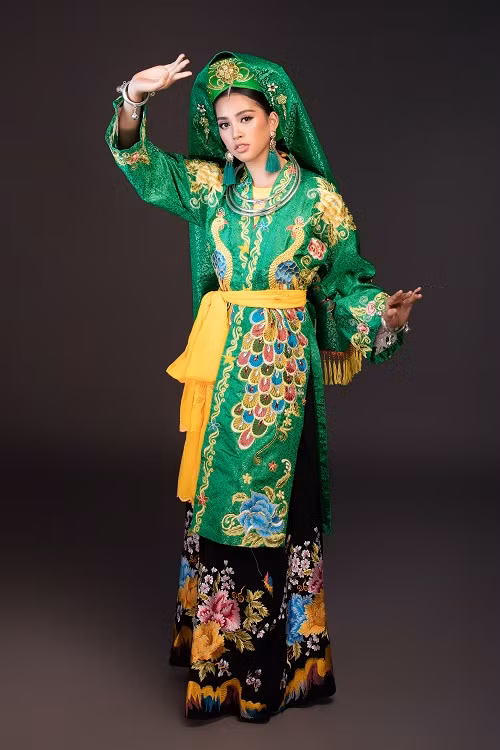  Trần Tiểu Vy đã mang điệu múa chầu văn, một loại hình nghệ thuật cổ truyền của Việt Nam gắn liền với nghi thức hầu đồng đến với phần thi này.