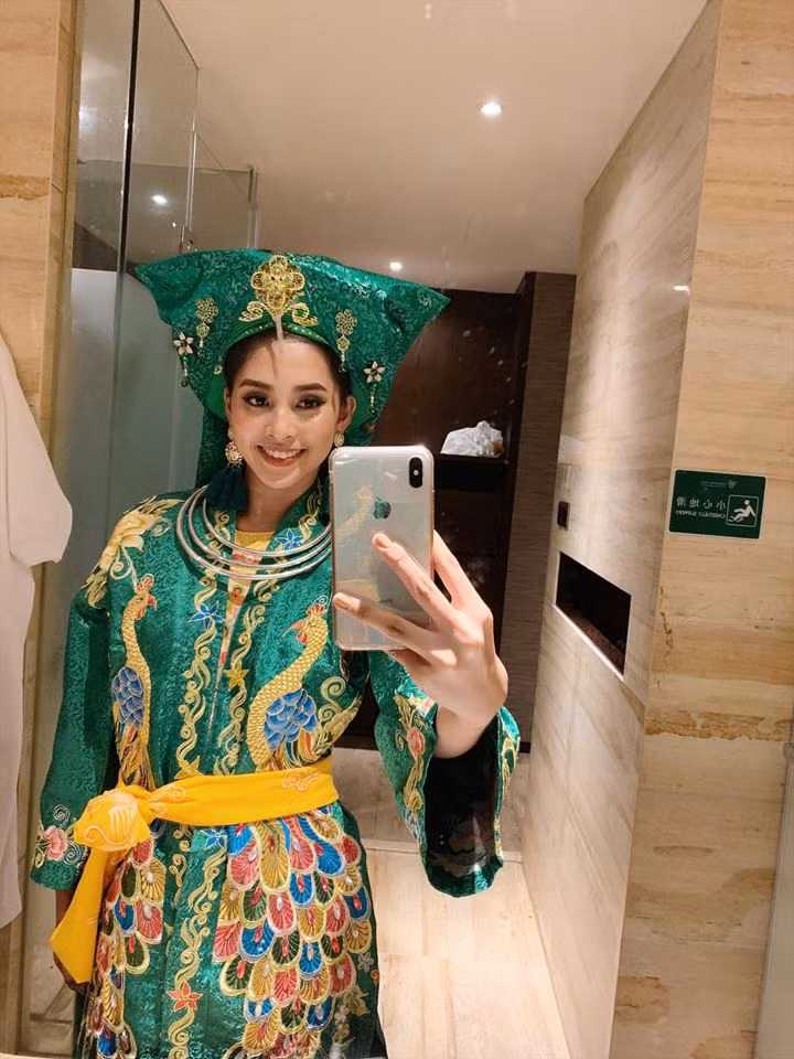 Tiểu Vy cũng được đích thân đạo diễn Hoàng Nhật Nam tư vấn cho tiết mục "Cô đôi thượng ngàn" trên nền ca của ca nương Kiều Anh và các nghệ sĩ hát văn, cùng dàn nhạc cụ dân tộc độc đáo.