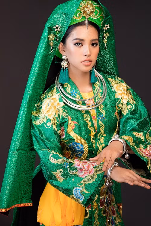 Tran Tieu Vy mang dieu mua chau van den Miss World 2018