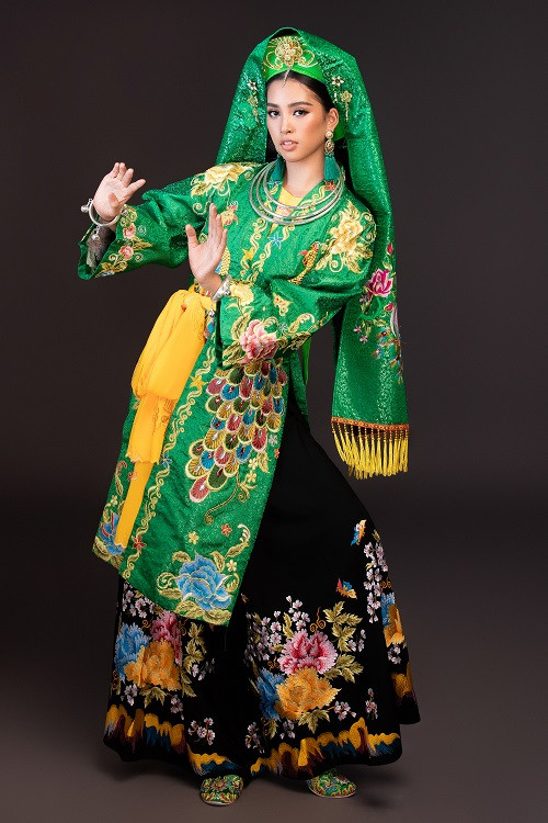 Chuẩn bị cho tiết mục này, Tiểu Vy phải tập múa với đuốc nến trên 2 bàn tay. Các động tác đòi hỏi sự mềm dẻo, tinh thần, ánh mắt phiêu lãng mang tính chất tâm linh của đạo Mẫu.